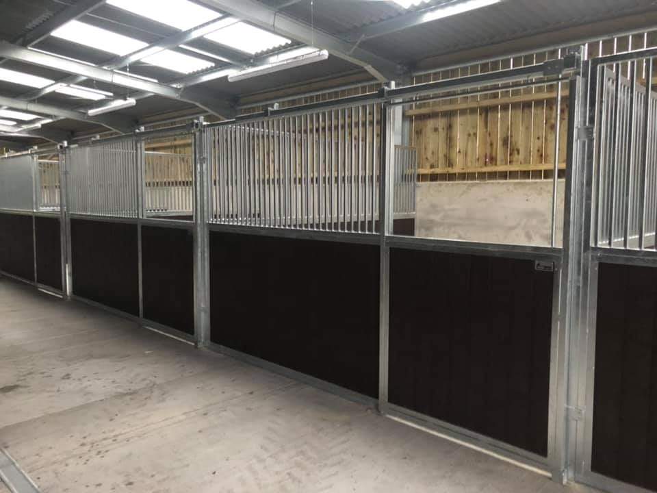 StablesOnline1's tweet photo. Today’s installation of 14 standard range internal stables with sliding doors near Canterbury. All in brown plastic boarding. Good job Team StablesOnline! #Stables #Horses #equinehour #ponyhour #madeindevon #recycledplastic https://t.co/nDWwhd6OuP