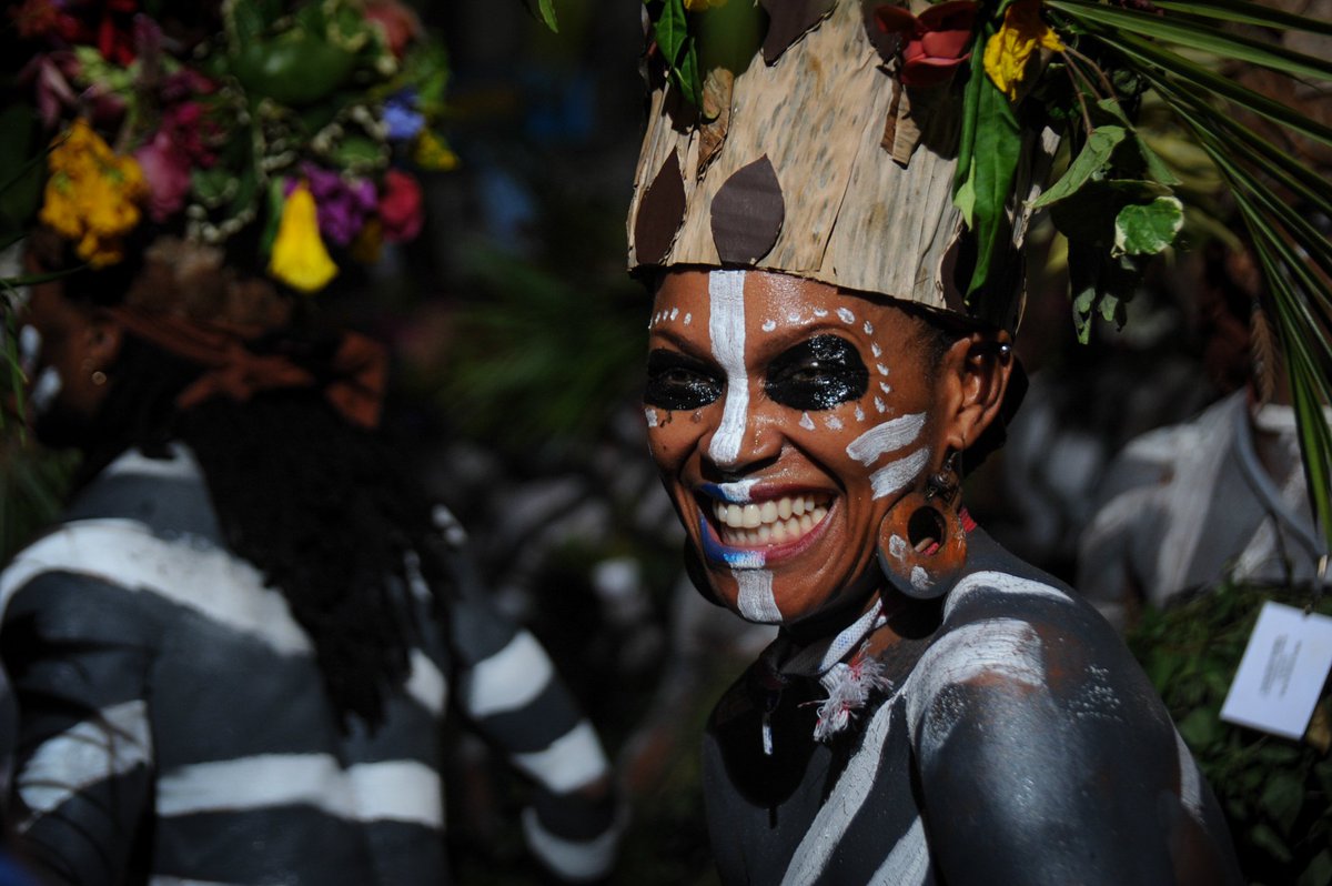 Mlle_MMA's tweet photo. Le #Carnaval des @ilesGuadeloupe est un événement Haut en Couleurs à ne rater sous aucun prétexte !! #Guadeloupe #IPati 
https://t.co/97hSGuymsF https://t.co/DUI9ZThzpG
