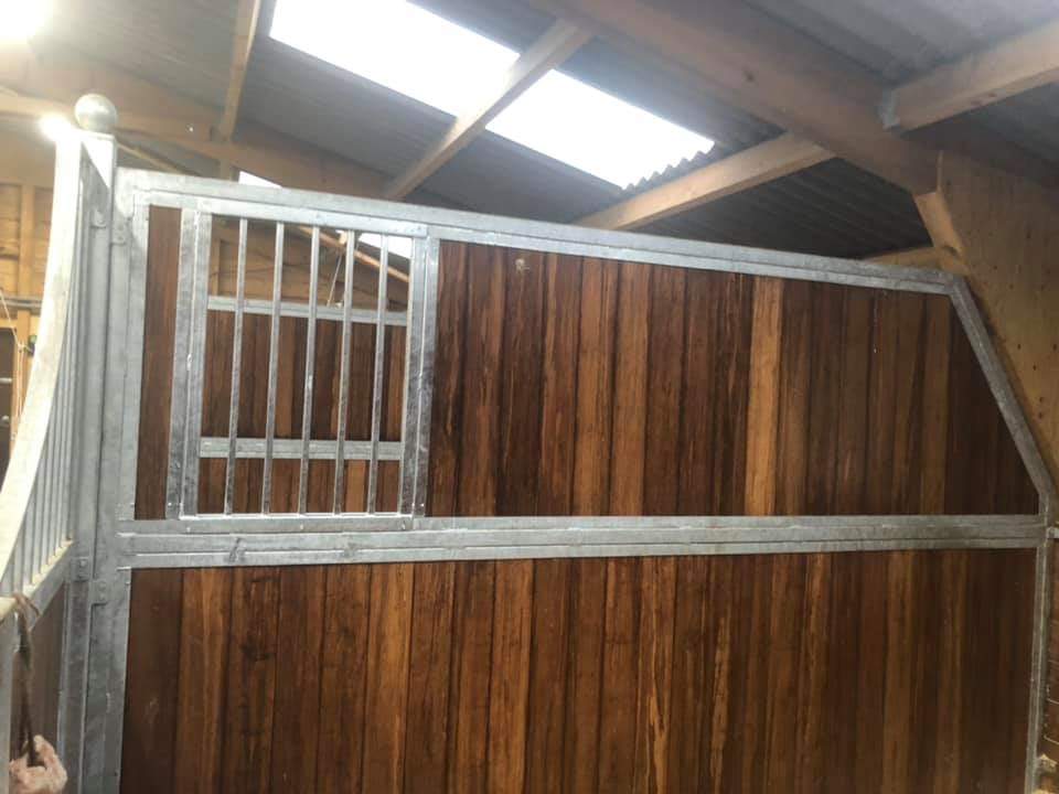 HorseMatsPlus's tweet image. Yesterday’s return to install a grilled section into a fully boarded panel for a customer near Crewkerne... #bamboo #stilllookgood #stables #Horses