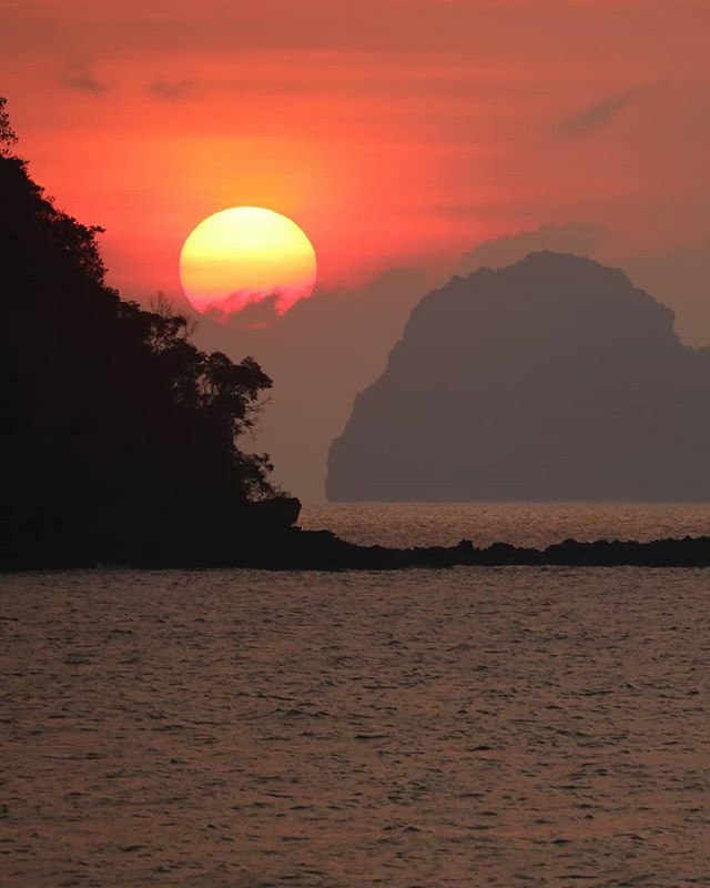 AsiaBloom's tweet photo. Summering sunset over Bacuit Bay, El Nido, shot from Santikan Beach (between Corong-Corong and Maremegmeg).
**********
#sky_perfection #sunset #elnido #palawan #elnidogram #itsmorefuninthephilippines #philippines #lonelyplanet #the_ph #bacuit #travel #ะฟะฐโฆ https://t.co/lKkrfPQb5r https://t.co/CxerpZ0Rv7
