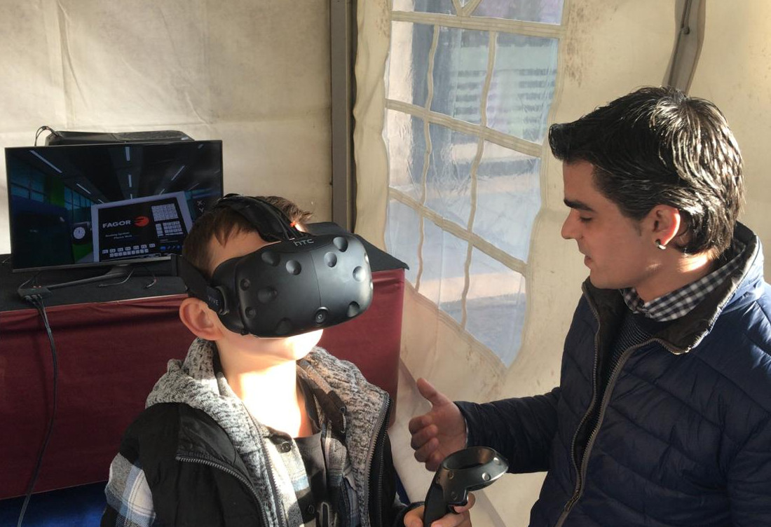 BeitxuStudios's tweet photo. ¡Otro año más, en los #SanAntontxu de #Mungia! Gracias a todos los que os acercasteis a probar nuestras soluciones de #RealidadVirtual, para #educación y #formación. #FP #VR #AR #MR #Industria40 @mungialdea #sartutabeitxu https://t.co/CChsNJ27uA
