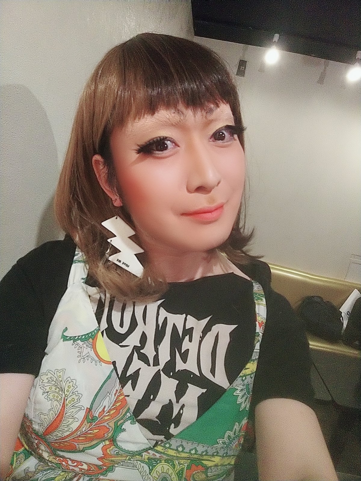 Twitter 上的 Lさん というわけで 昨日は木村カエラナイトでしたー 似てる髪型のウィッグ探すの大変だったけど カエラちゃんぽいスタイルになれたでしょか めちゃ蛍光色の服とか楽しかった ちなみにショーの時 着てたtシャツはデトロイト メタル シティ