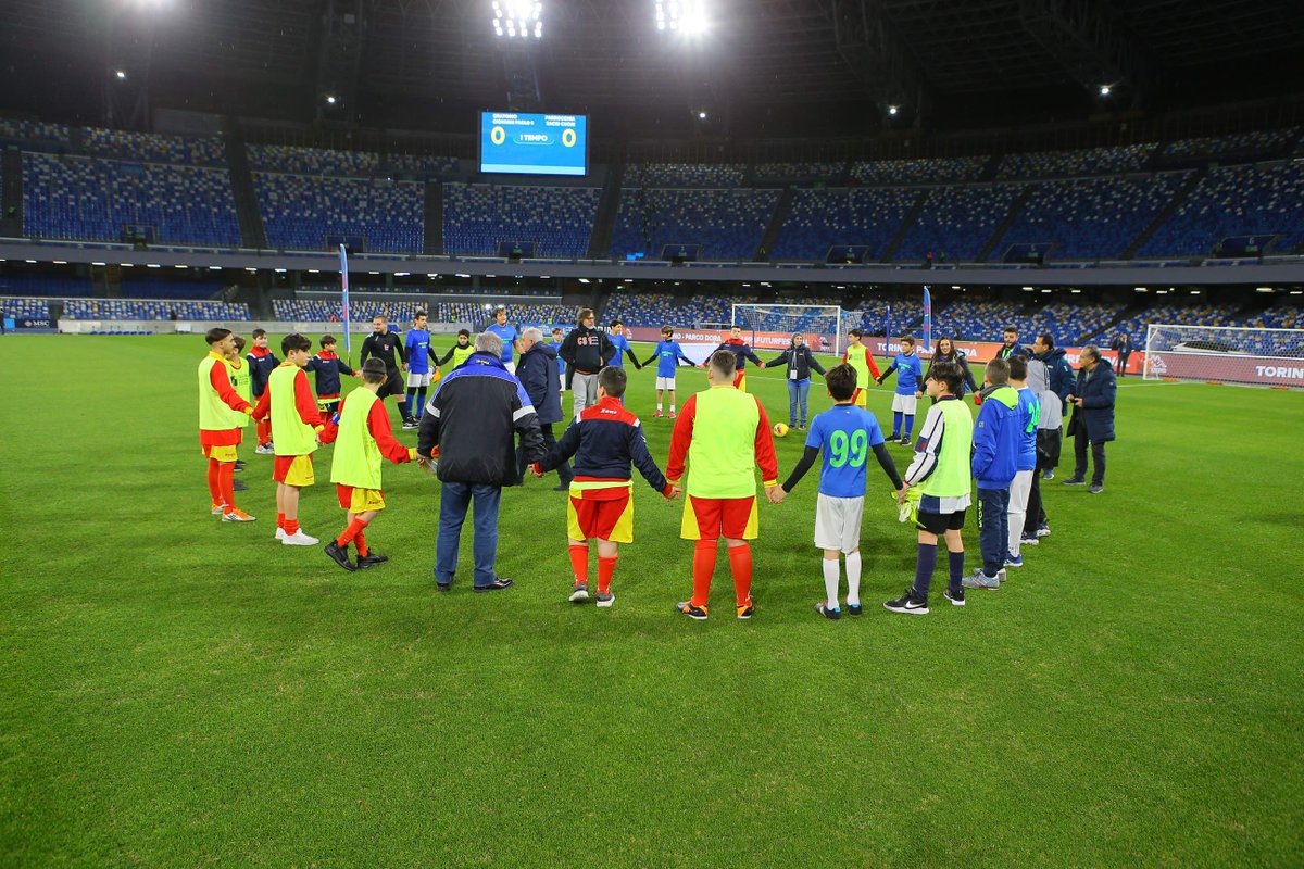 Al San Paolo, prima di <a href="/sscnapoli/">Official SSC Napoli</a> <a href="/acffiorentina/">ACF Fiorentina</a>, protagonista la #JuniorTIMCup con l’Oratorio Giovanni Paolo II di Napoli e la Parrocchia Sacri Cuori di Napoli. I capitani Emanuele e Rosario hanno consegnato i gagliardetti del torneo a #Insigne e #Pezzella.
<a href="/SerieA/">Lega Serie A</a> <a href="/TIM_Official/">TIM Official</a>