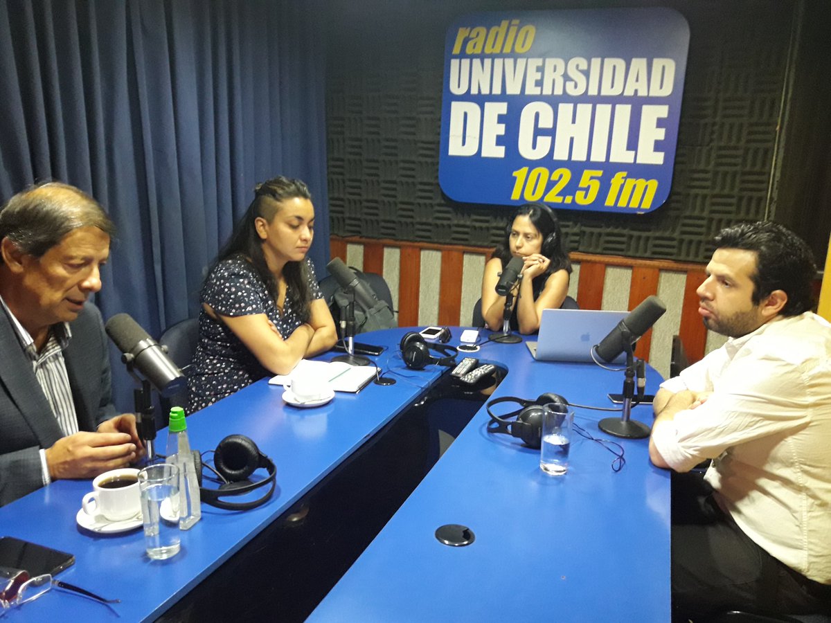 ¡AHORA! En #RadioAnálisis, conversamos de temas de actualidad con: la abogada y militante de <a href="/la_convergencia/">Convergencia Social</a>, <a href="/ConySchon/">Constanza Schonhaut Soto</a>, el ex subsecretario y militante del Partido Radical, <a href="/patombolini/">patricio tombolini</a> y el cientista político del <a href="/InstLibertad/">Instituto Libertad</a> , <a href="/mpablor/">Pablo Rodríguez N.</a>. 

Sintoniza radio.uchile.cl
