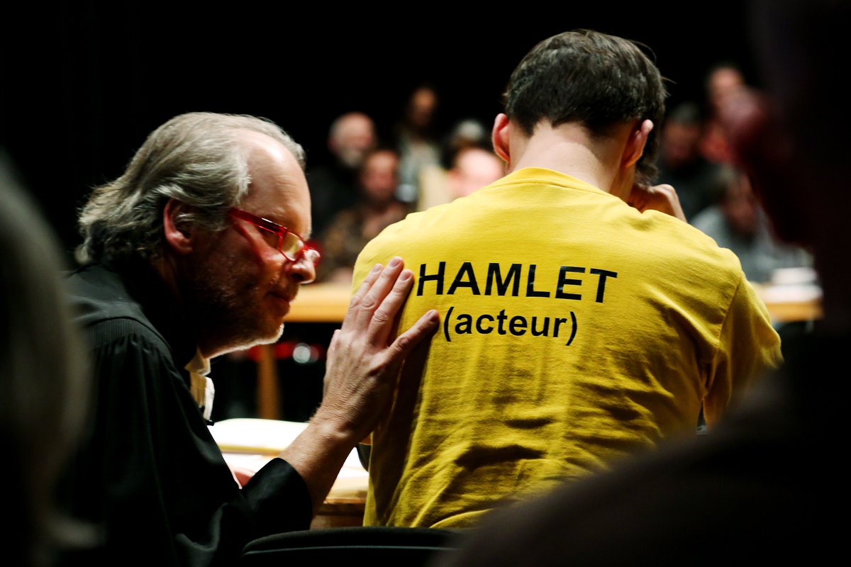 CidadedaCultura's tweet photo. O dramaturgo #RogerBernat xulgará a #Hamlet en #Escenasdocambio2020🎭, na aplaudida #PleasecontinueHamlet. Para iso, contará cun xuíz, avogado, fiscal, forense e psiquiatra reais.
—E como xurado popular⁉️
—Ti mesm@❗️Atréveste❓
📌Colle entrada👉https://t.co/bGKwEsMkDY https://t.co/ATMwHqTdDN