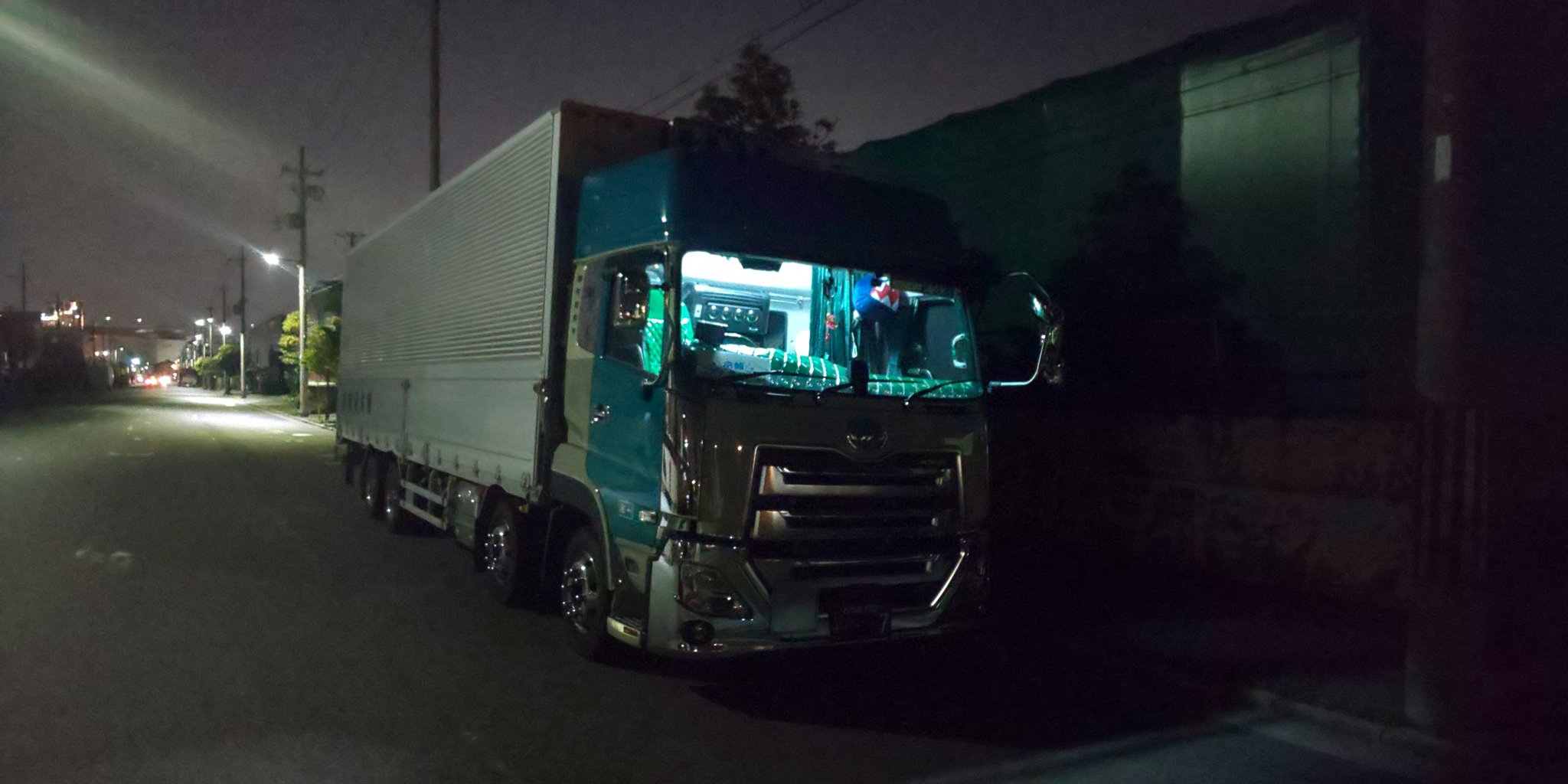 本舗 栃木の金ちゃん ユニバ裏 埠頭に現着 俺１番 金 ディズニーみてユニバみて１日夢の国を見た俳句 西へ東へ みなさんご安全にぃ T Co 3othbzjprf Twitter