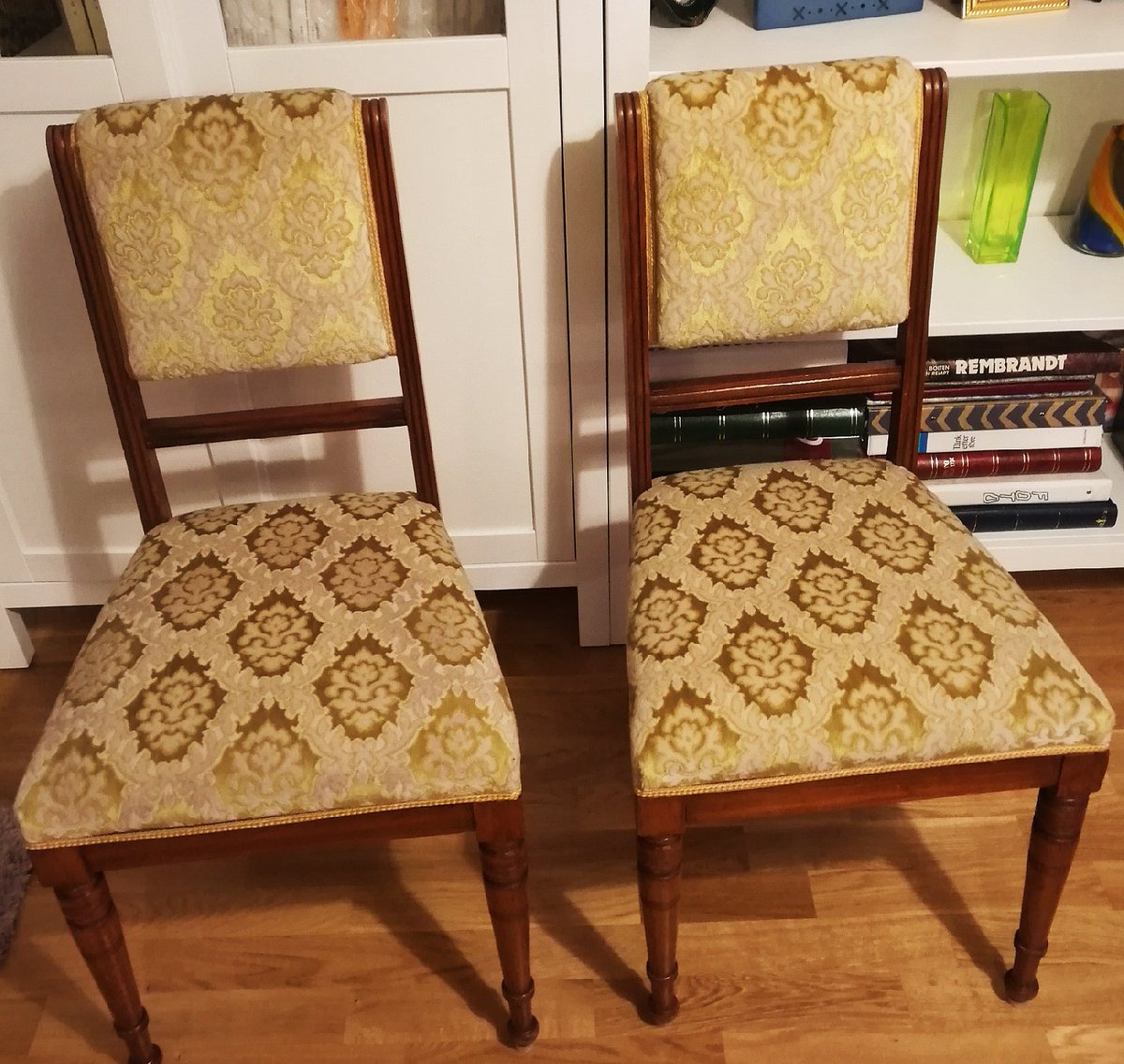 瑞典茉莉on Twitter 前两张图片是英国最新室内设计 体现了当今西欧的一个审美倾向 新装修的房子要找几件旧家具来摆设 显得古色古香有历史文化感 前几天我们去郊区二手店 淘到了一对黄色花缎面的古董椅子