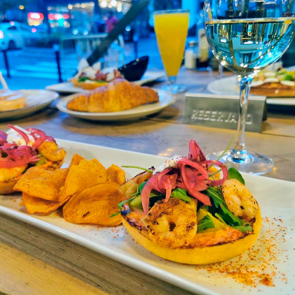 RollStationCo's tweet photo. En #RollStation tenemos la solución al #bluemonday. Acompáñanos y dale la vuelta al día "más triste del año", te estamos esperando! 🍻 

#Felizlunes!

#instagood #restaurantetop #foodiesmadrid #planesconamigos https://t.co/gxCR2IRdxN