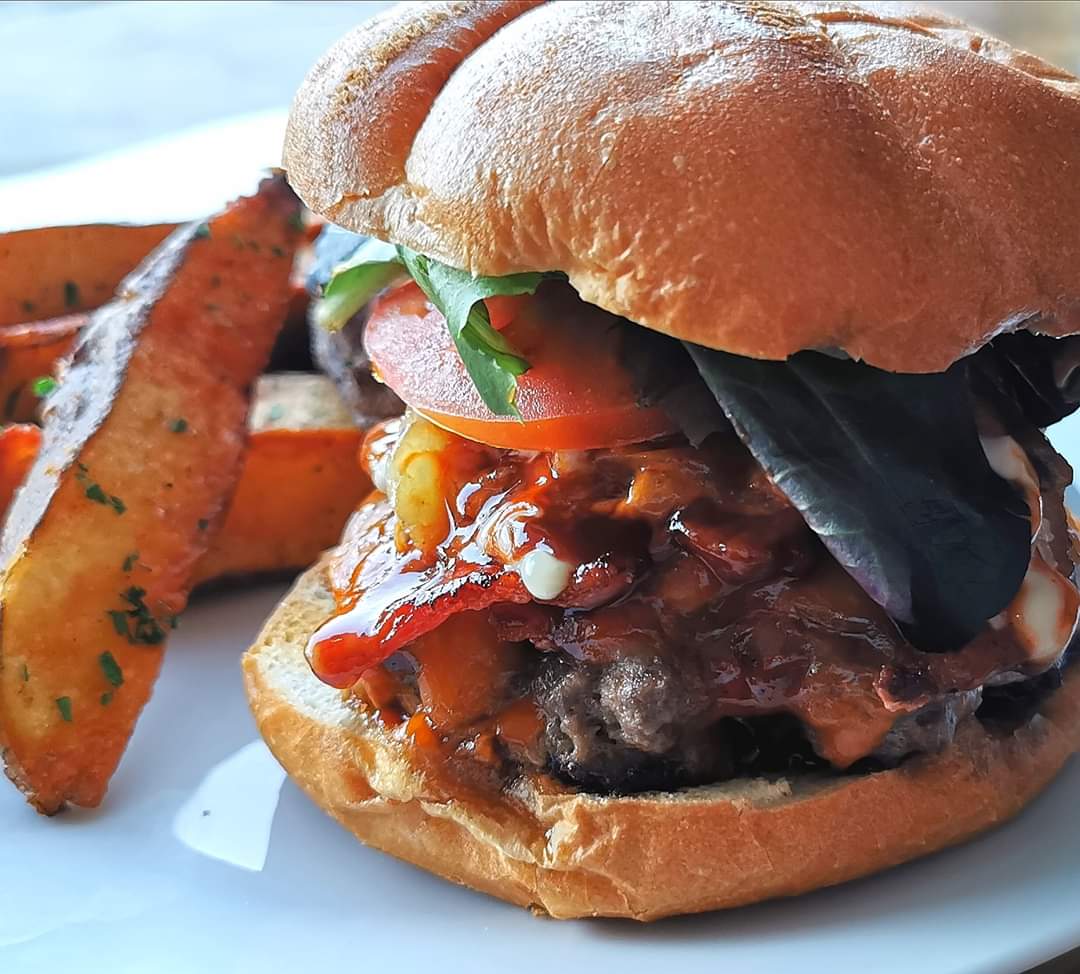 chefhenrie's tweet photo. It's Kromburger Monday! Get a tasty 200g burger with all the fixings and served with seasoned hand-cut wedges and a Krombacher Pilsner for $19 🍔✨

Order today at 339 High Street, MacTier #chefhenrie #burgers #burgernight #muskoka https://t.co/mFlwqeWUt6