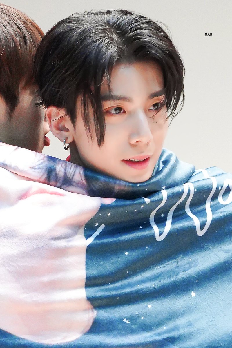 HY_Traum's tweet image. 20200112
명동 팬싸

너무 잘 예뻐서 😭

#휘영 #김영균 #SF9 #HWIYOUNG
#SF9 #에스에프나인 #1ST_ALBUM #FIRSTCOLLECTION #GoodGuy #굿가이 #Good_Guy의_정석_SF9