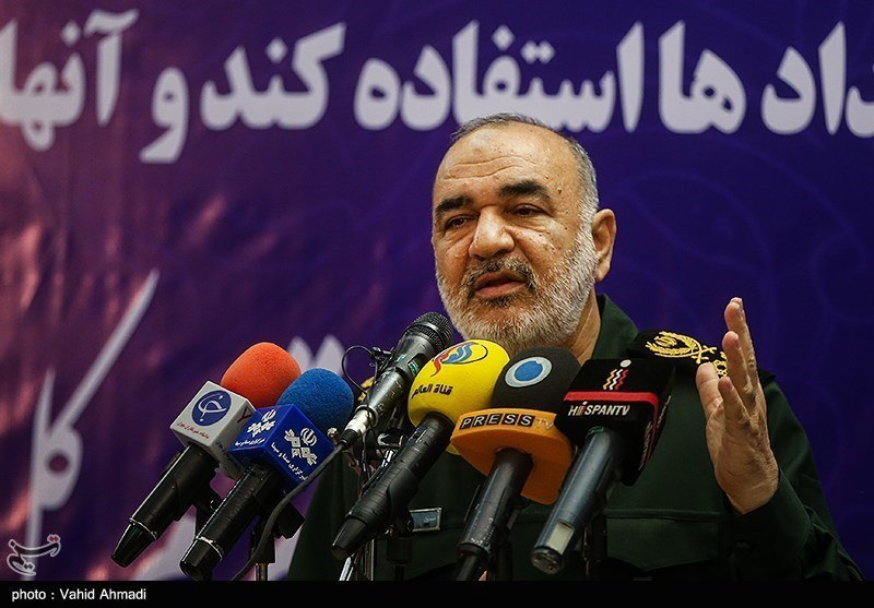 mobarez_nastooh's tweet photo. Why doesn't the United States expel Amir Salami, son of Hussein Salami, commander of the Revolutionary Guards? They all came to America with Obama green cards. 
#IranianRegimeAgents https://t.co/AMf7DXzuZc
