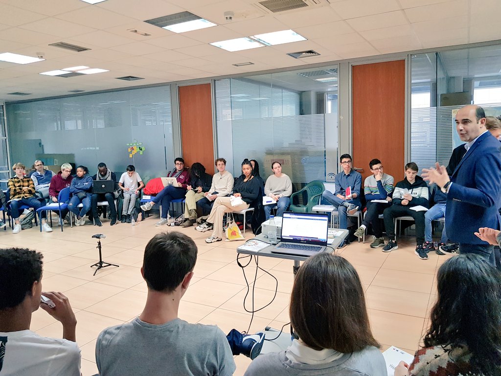 lfsevilla's tweet photo. Reiniciamos las sesiones de trabajo del #CVLSevilla con un #designthinking sobre los valores positivos del #olimpismo y cómo el #deporte contribuye a consolidarlos en nuestra sociedad.
#encuentrointernacional #conseilvielyceenne https://t.co/ZWPymsfuFz