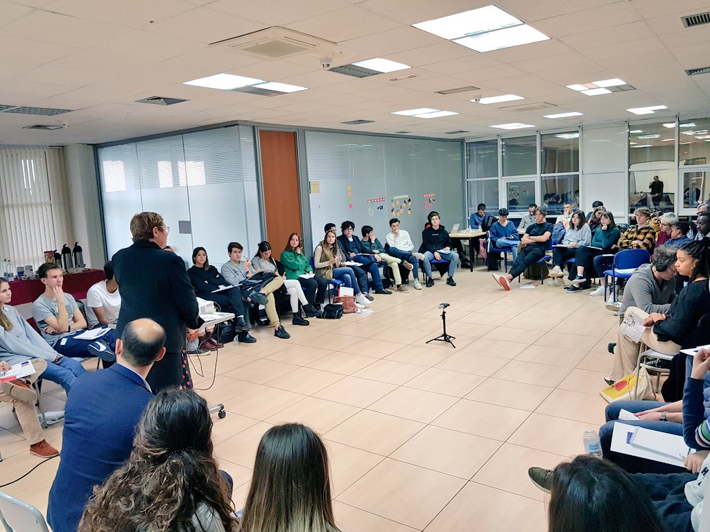 lfsevilla's tweet photo. Reiniciamos las sesiones de trabajo del #CVLSevilla con un #designthinking sobre los valores positivos del #olimpismo y cómo el #deporte contribuye a consolidarlos en nuestra sociedad.
#encuentrointernacional #conseilvielyceenne https://t.co/ZWPymsfuFz