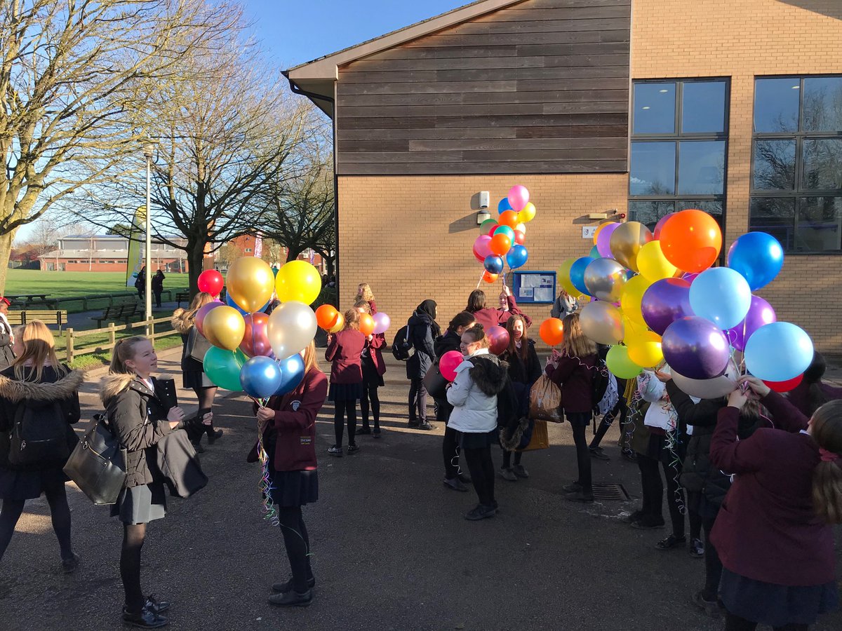 DidcotGirls's tweet photo. Blue Monday? Not at DGS! Spreading joy in the form of balloons...just because! #BalloonMonday https://t.co/q8N14A5cPZ