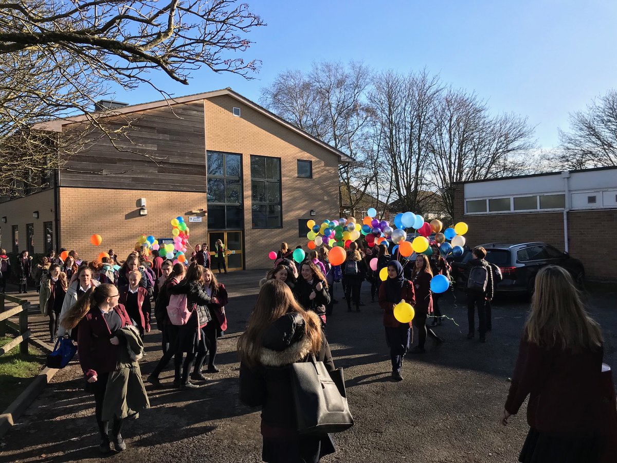 DidcotGirls's tweet photo. Blue Monday? Not at DGS! Spreading joy in the form of balloons...just because! #BalloonMonday https://t.co/q8N14A5cPZ