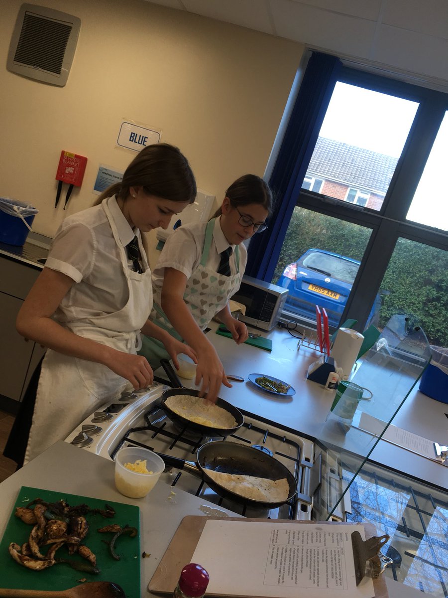 AlderwoodTech's tweet image. Tex-Mex Monday with 9B making quesadillas #vegprep #chickencooking #knifeskills #gcsefoodprep