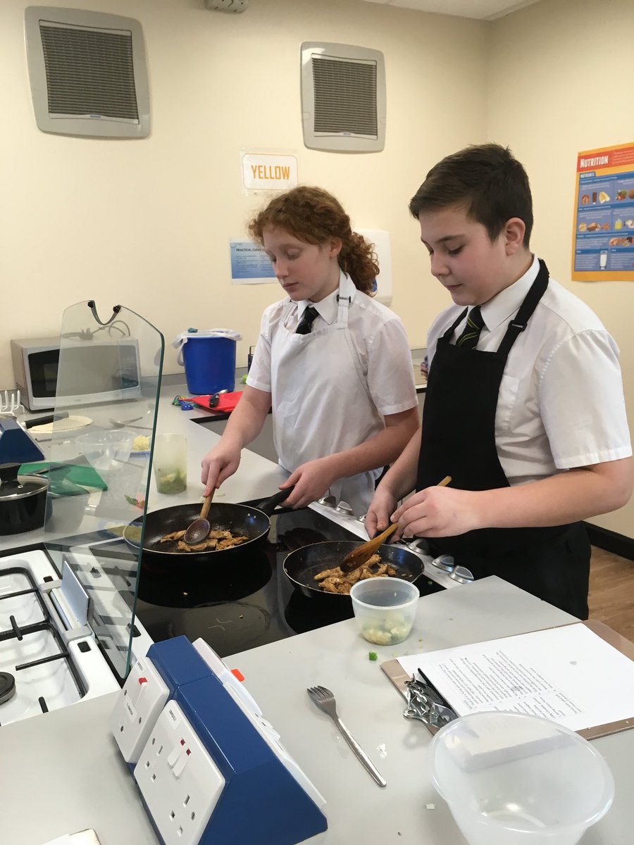AlderwoodTech's tweet image. Tex-Mex Monday with 9B making quesadillas #vegprep #chickencooking #knifeskills #gcsefoodprep