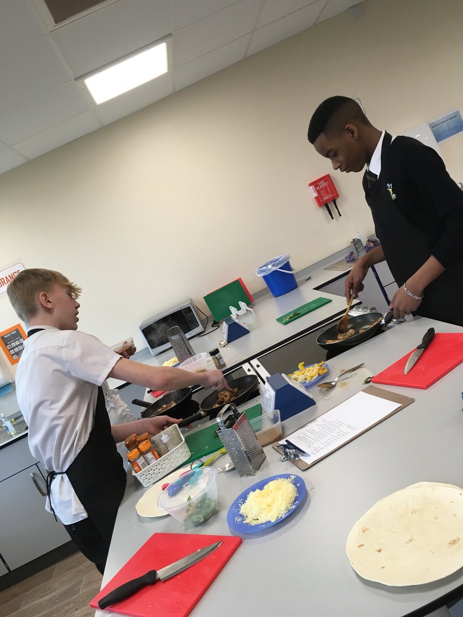 AlderwoodTech's tweet image. Tex-Mex Monday with 9B making quesadillas #vegprep #chickencooking #knifeskills #gcsefoodprep