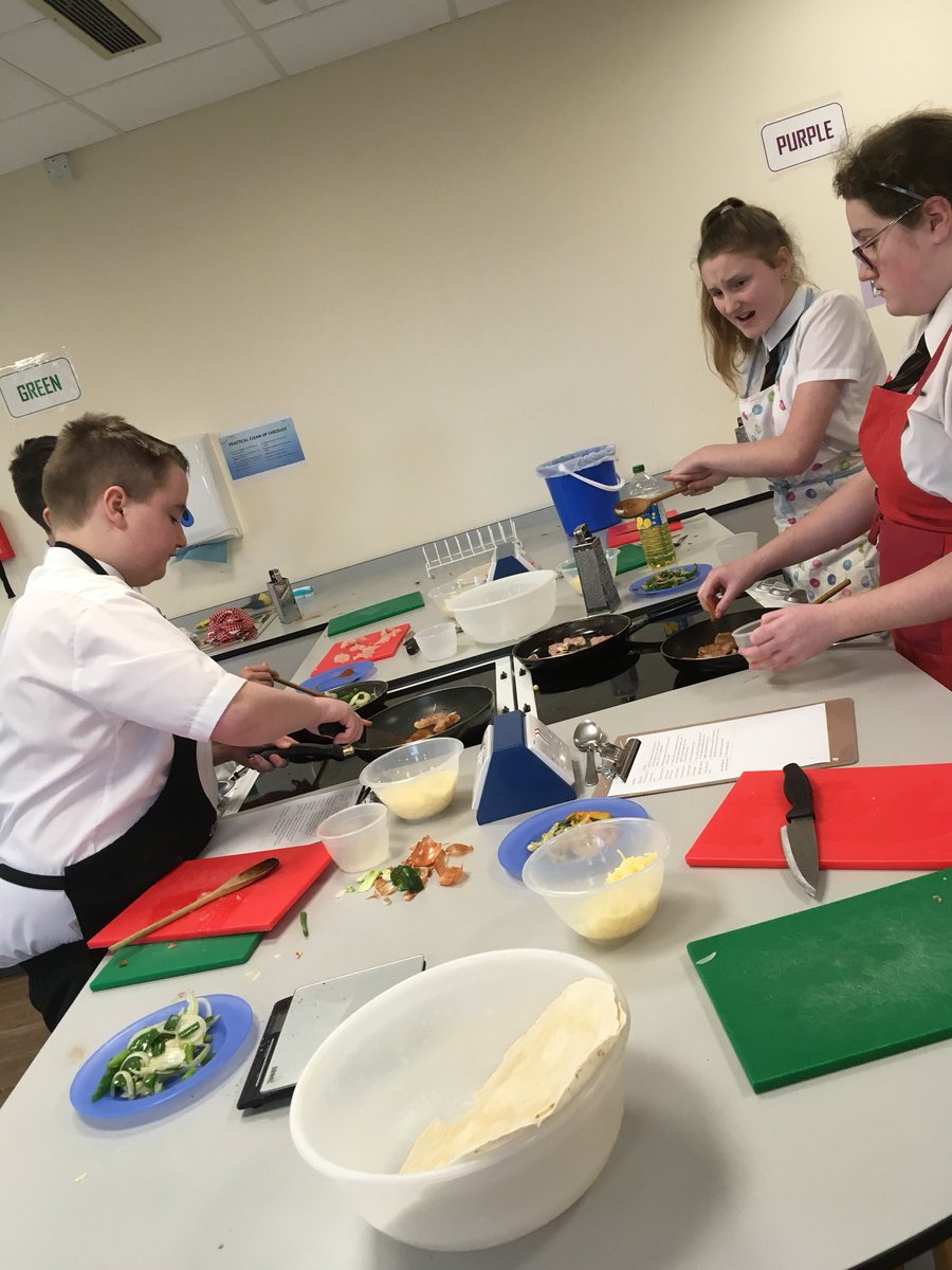 AlderwoodTech's tweet image. Tex-Mex Monday with 9B making quesadillas #vegprep #chickencooking #knifeskills #gcsefoodprep