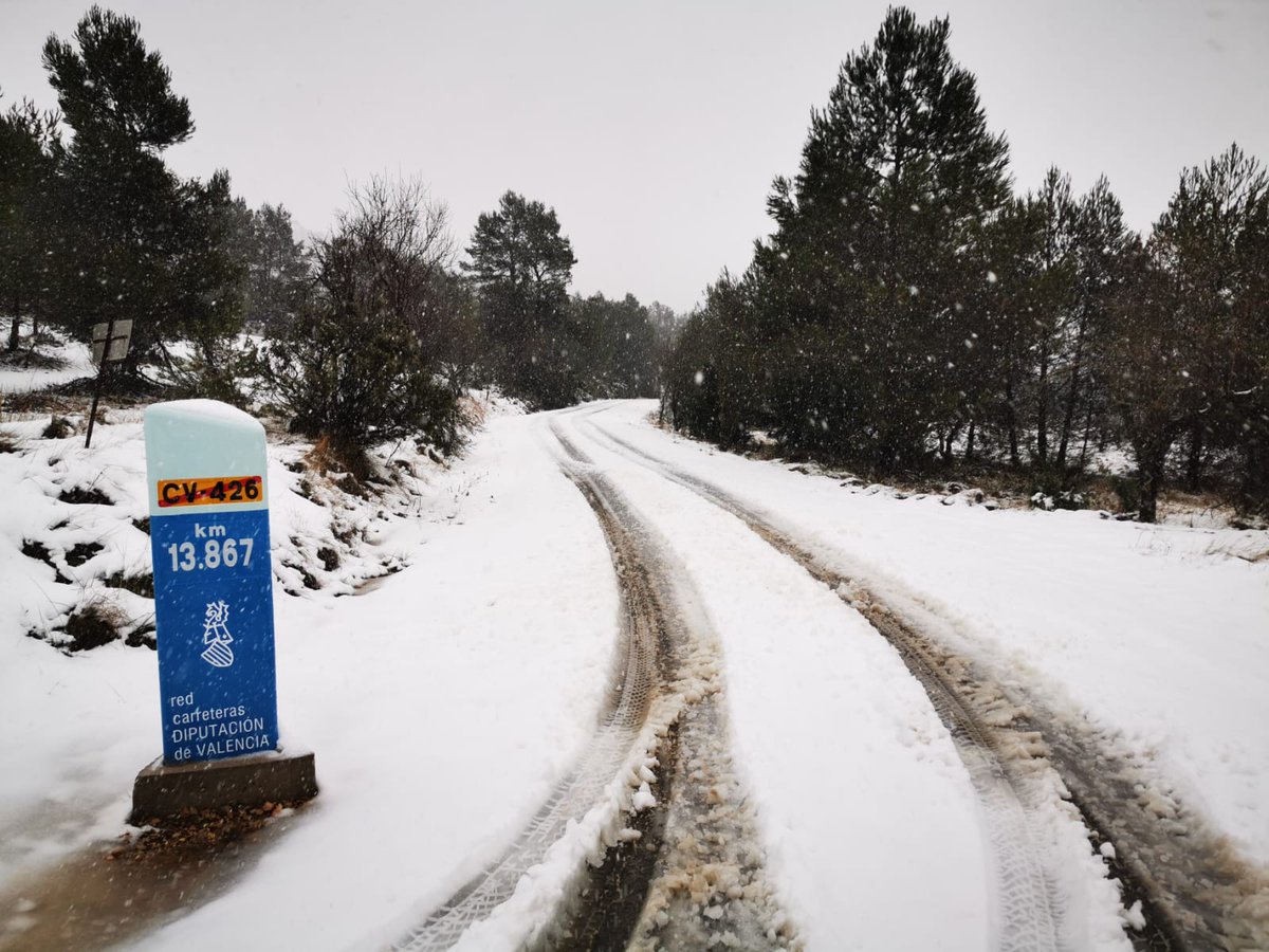 dipvalencia's tweet photo. ❄📸 La #BorrascaGloria ens està deixant imatges tan bucòliques com esta, però, recordeu extremar la precaució si heu d'agafar el cotxe i consultar únicament els perfils oficials per a mantindre's informat 👀

#TemporalInvernal #TemporalHivernal #Gloria @GVA112 @AEMET_CValencia https://t.co/ueRmOuGv0g