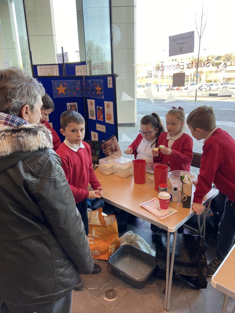CYD2014's tweet photo. Explaining our bath bomb experiment to our visitors #sciencefayre @CollegeMerthyr @CSC_SciTech https://t.co/VIyzkvMxrv