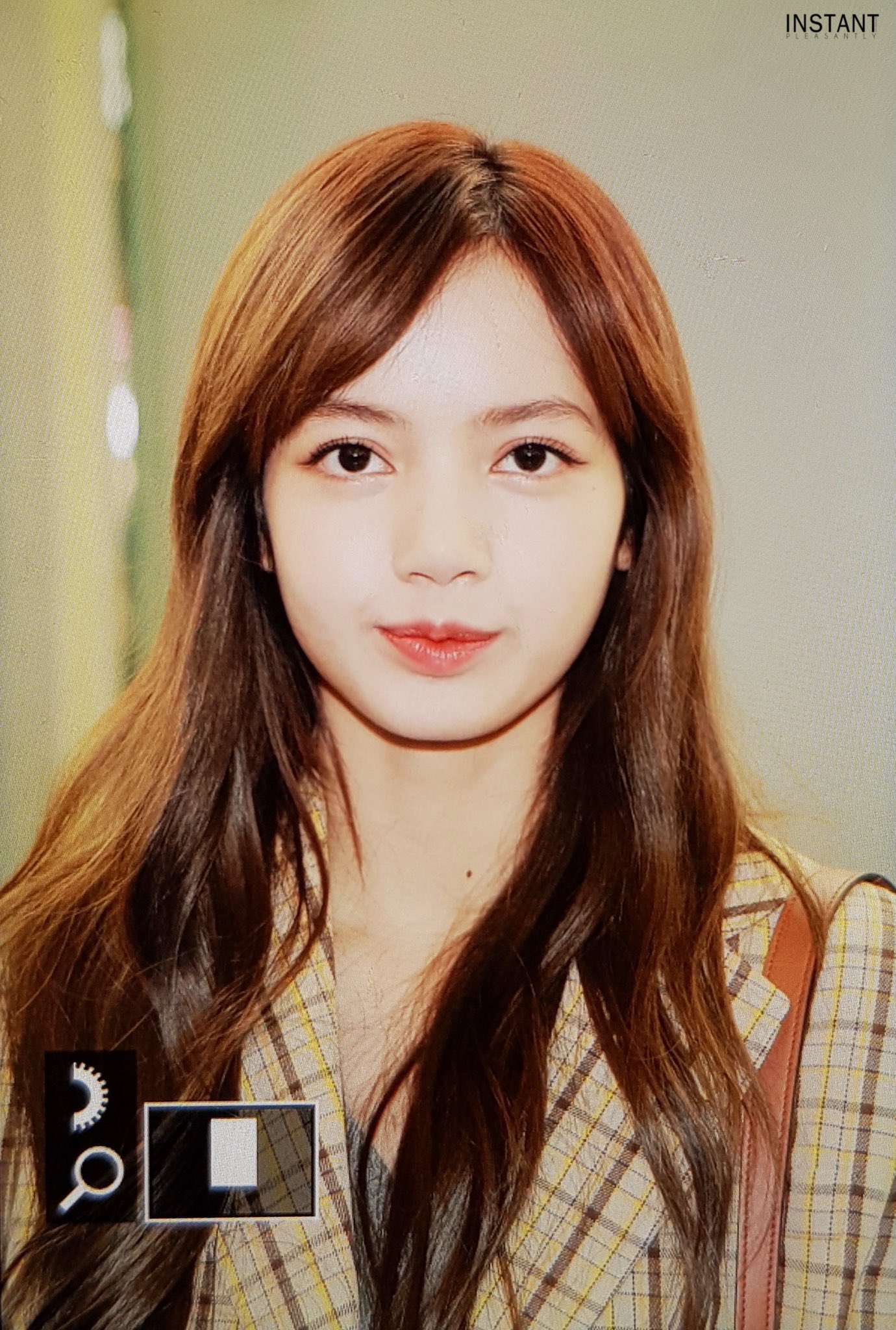 Twitter 上的 M あんなにおでこ出すの恥ずかしがってたリサちゃんが 前髪のためにクシ持ち歩いてるリサちゃんが Blinkから前髪伸ばす考えないですか って聞かれて自信が無いって答えてたリサちゃんが 前髪流すアイディア自分で決めたんだって ｎｅｗ