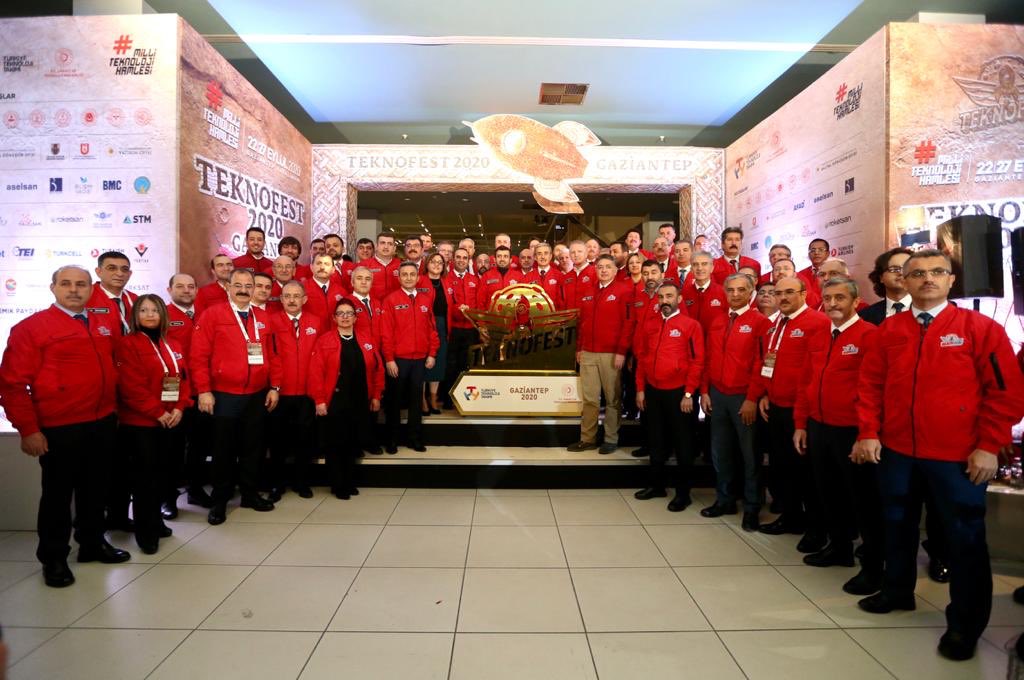 Uluslararası Havacılık, Uzay ve Teknoloji Festivali #Teknofest bu yıl #Gazi şehrimizde düzenlenecek.✈️🚀

Zeugma Mozaik Müzesi’nde düzenlenen tanıtım toplantısı <a href="/T3Vakfi/">TR Teknoloji Takımı</a> Mütevelli Heyeti Başkanı <a href="/Selcuk/">Selçuk Bayraktar</a> Bayraktar, Başkanımız <a href="/FatmaSahin/">Fatma Şahin</a>, Valimiz Davut Gül’ün katılımıyla yapıldı.