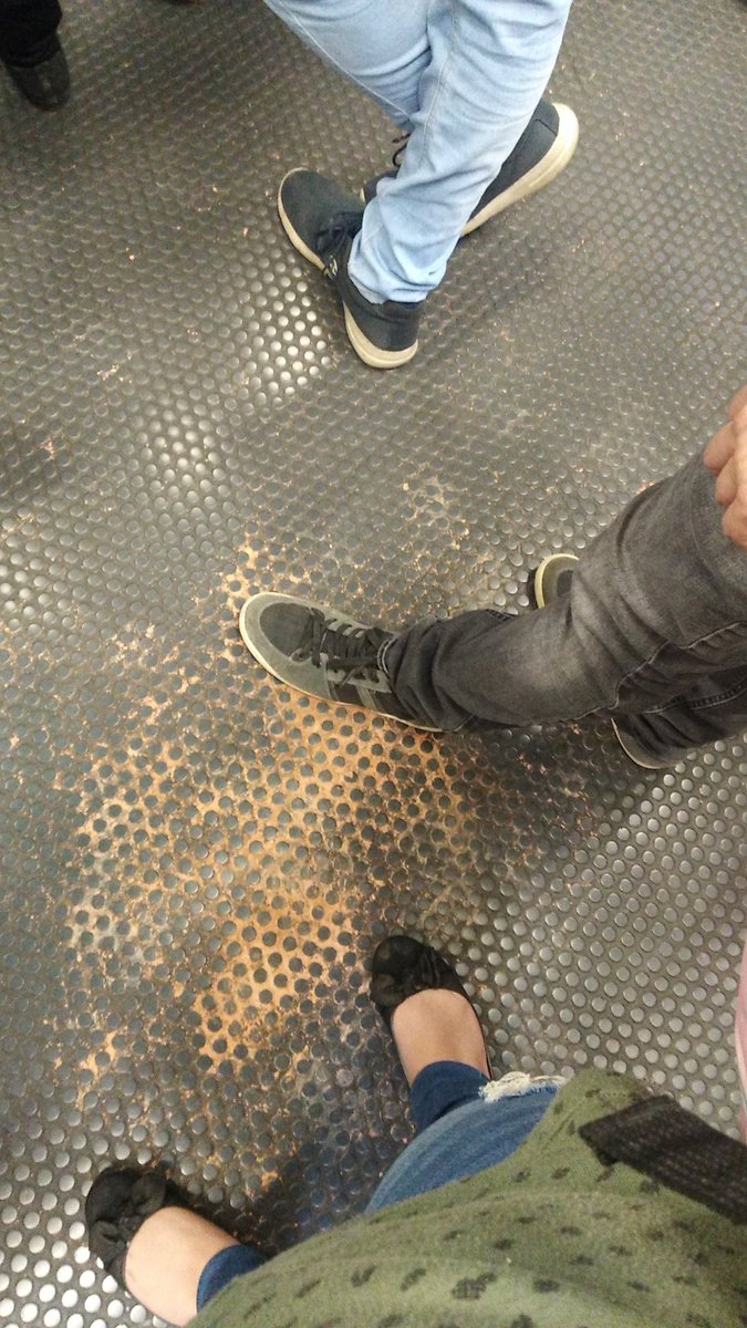 andrecaldas26's tweet photo. Muy buenos días @metrodemedellin espero que todos estén bien, el tren #10RB se encuentra sucio https://t.co/cZDa36Haxn