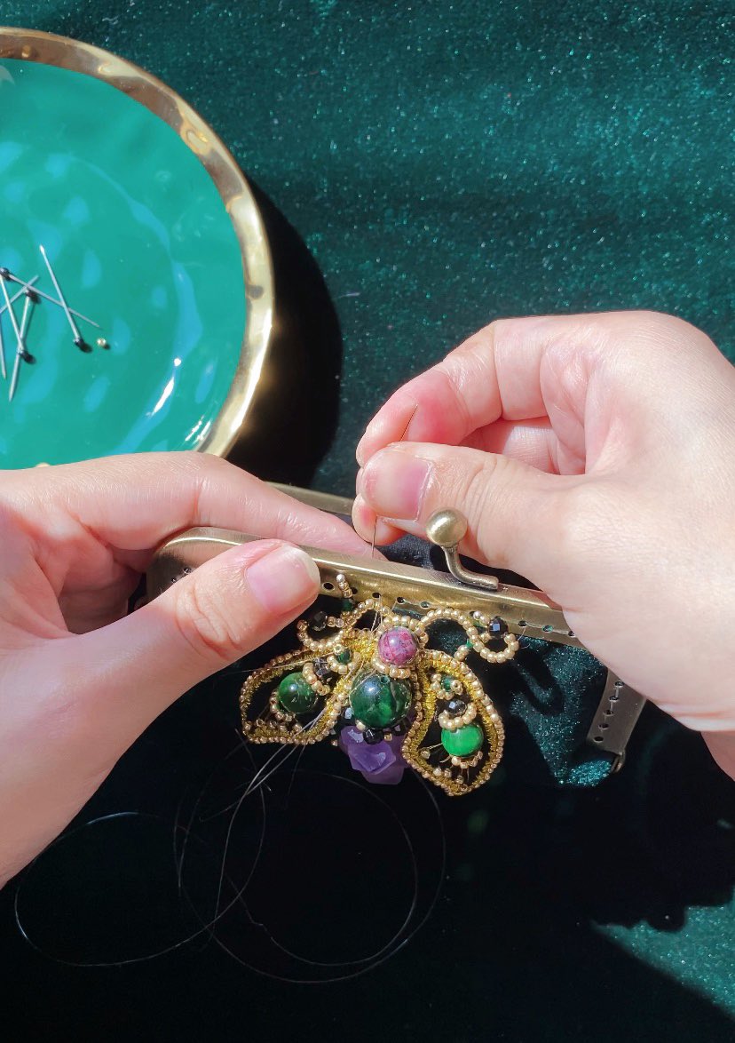 #embroideryjewelry #handcrafted #claspbag #beetlejewelry #handmade #luxuriousjewelry #beadembroidery #tutorials