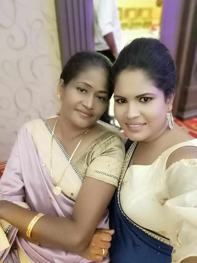 nimnadayaaaa's tweet photo. අතැගිලි අල්ලා තරු කැට පෙන්වා
හොරැහින් ඇත ඉඹලා
රස කවි කියලා ආදරේ කරලා
තුරුලේ මා නිදි කරවා

මා නලවා මා සනසා
ළග සිටියේ නුඹයි මගෙ අම්මා.... https://t.co/jcG73hMJkV