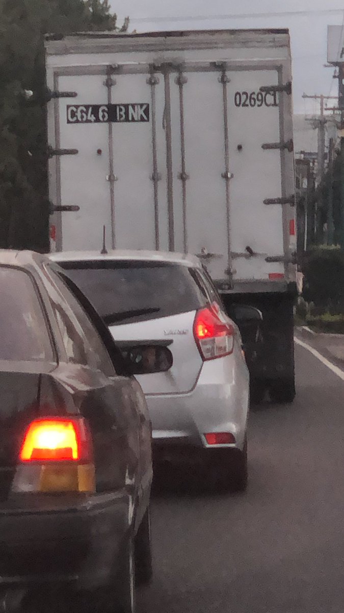 guate1972's tweet photo. Camión de 10 TN circulando en Calzada Roosevelt frente Avon en horario restringido @EmixtraPablo https://t.co/3HutfH4G0C