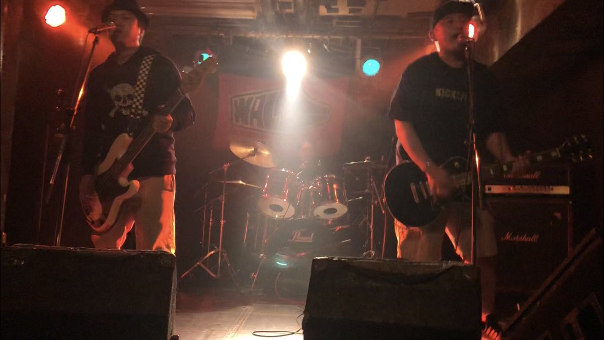 SpinKicks1's tweet photo. 明けましておめでとう御座います！
昨年は大変お世話になりました！

昨年の最後のライヴ、は盛り上がりました、
今年も盛り上げていきますよ〜！

画像は去年最後のライヴの様子です！ https://t.co/yhlBIphXE7