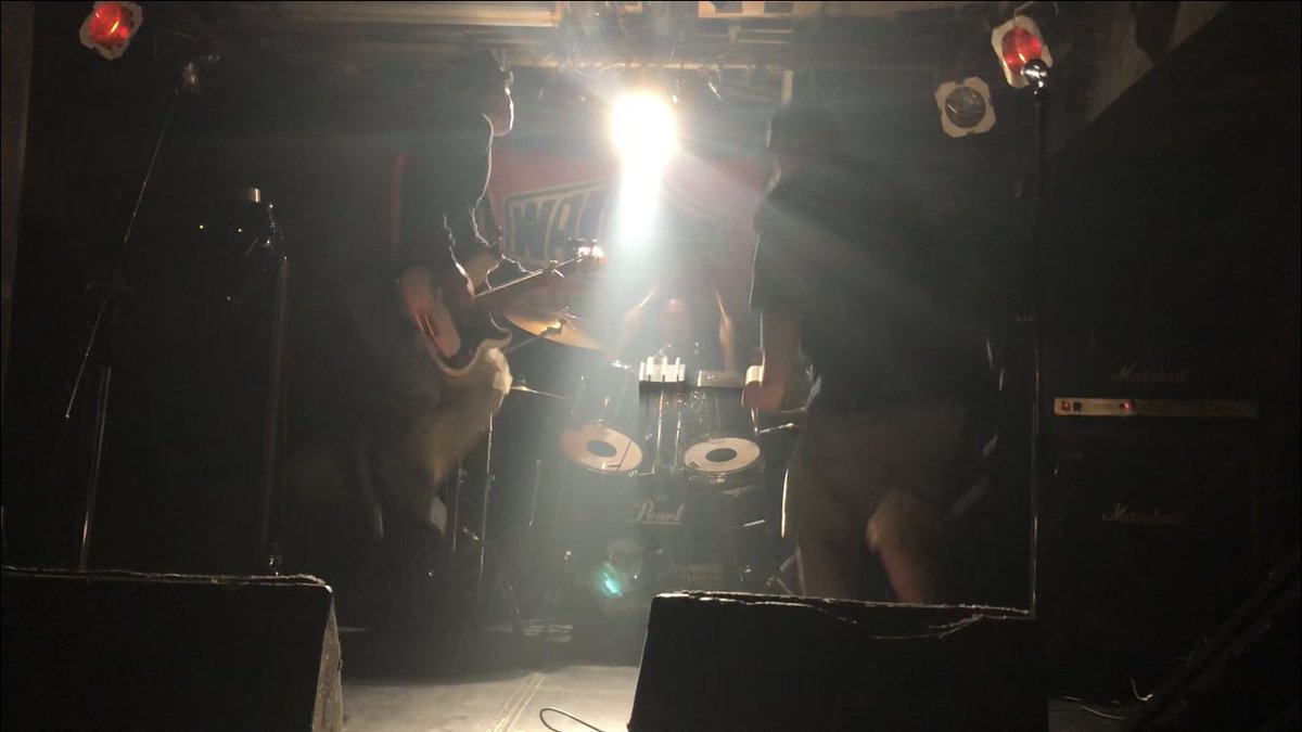 SpinKicks1's tweet photo. 明けましておめでとう御座います！
昨年は大変お世話になりました！

昨年の最後のライヴ、は盛り上がりました、
今年も盛り上げていきますよ〜！

画像は去年最後のライヴの様子です！ https://t.co/yhlBIphXE7