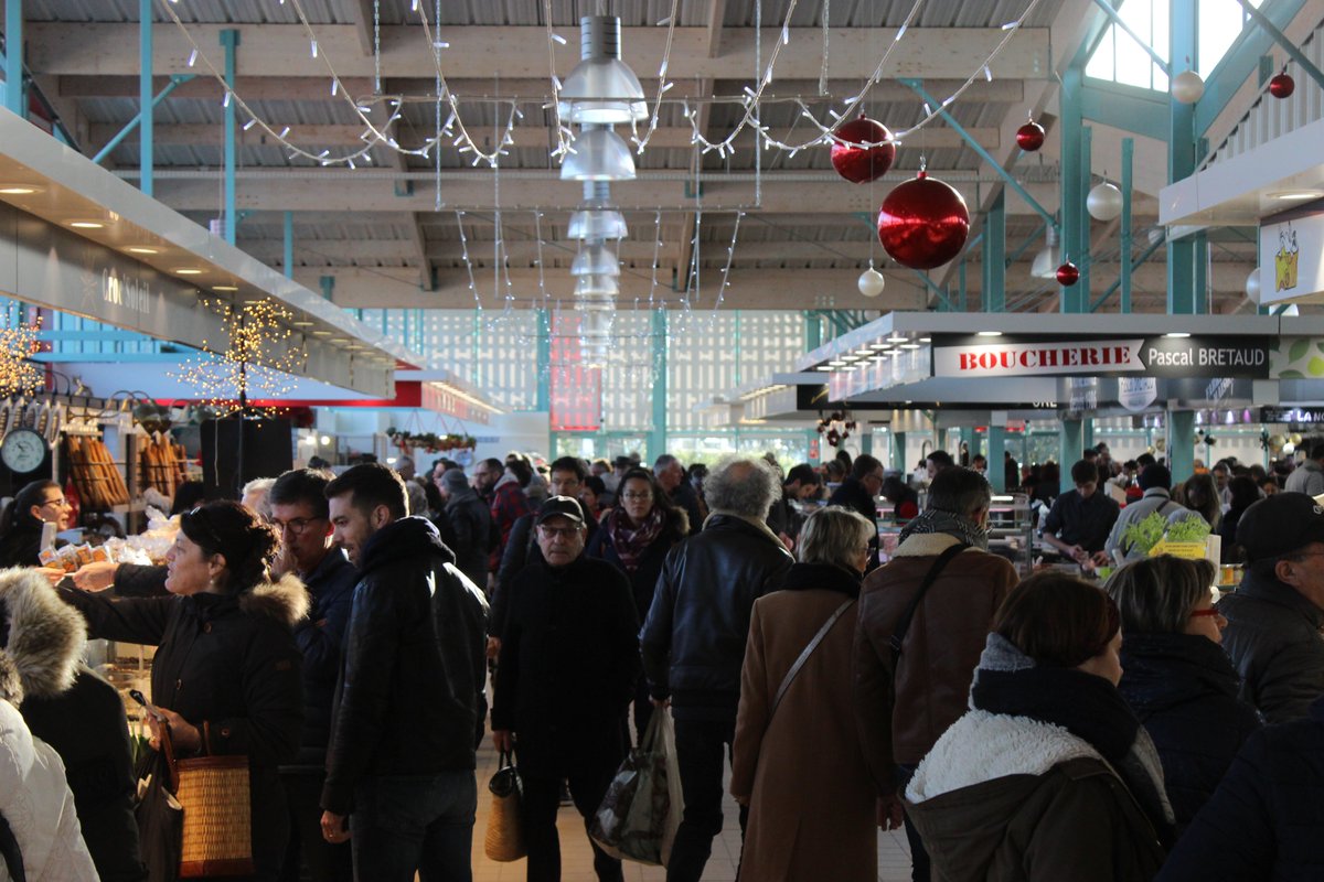 #Municipales2020 "Un bon maire doit être à l'écoute" // Au marché des Halles de #Cholet, les habitants expriment leurs attentes <a href="/coCholet/">CO Cholet</a>  ouest-france.fr/pays-de-la-loi…