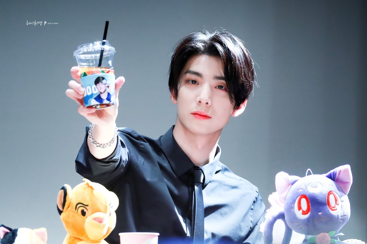 honey_hwiyoung's tweet image. 200117 영등포팬싸 

🔝😇

#SF9 #에스에프나인 #휘영 #HWIYOUNG #김영균 #フィヨン #GoodGuy #굿가이 @SF9official