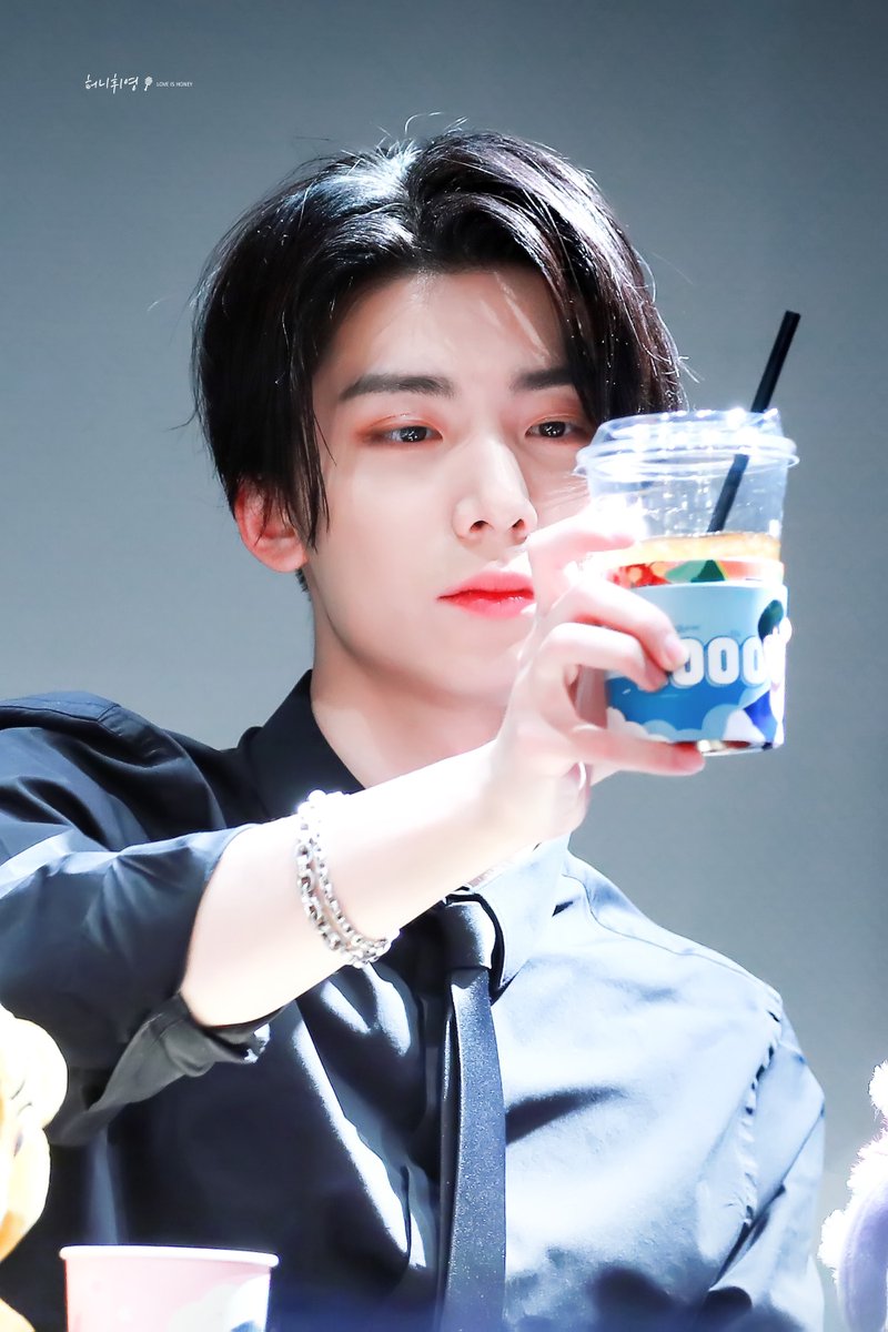 honey_hwiyoung's tweet image. 200117 영등포팬싸 

🔝😇

#SF9 #에스에프나인 #휘영 #HWIYOUNG #김영균 #フィヨン #GoodGuy #굿가이 @SF9official