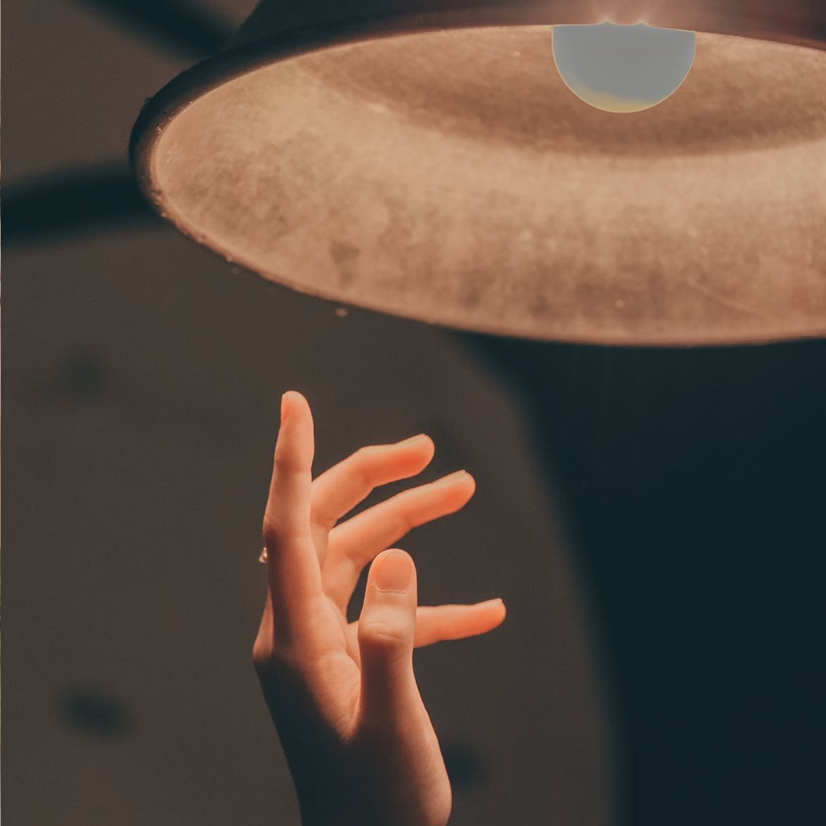 "Energie besparen kan heel simpel zijn, zonder dat het je eerst veel geld kost. Deuren in huis dichtdoen, korter douchen, lampen uitdoen en apparaten niet op standby laten staan: het is vaak een kleine moeite."

Lees verder bij Milieu Centraal (buff.ly/2DfBF3i)