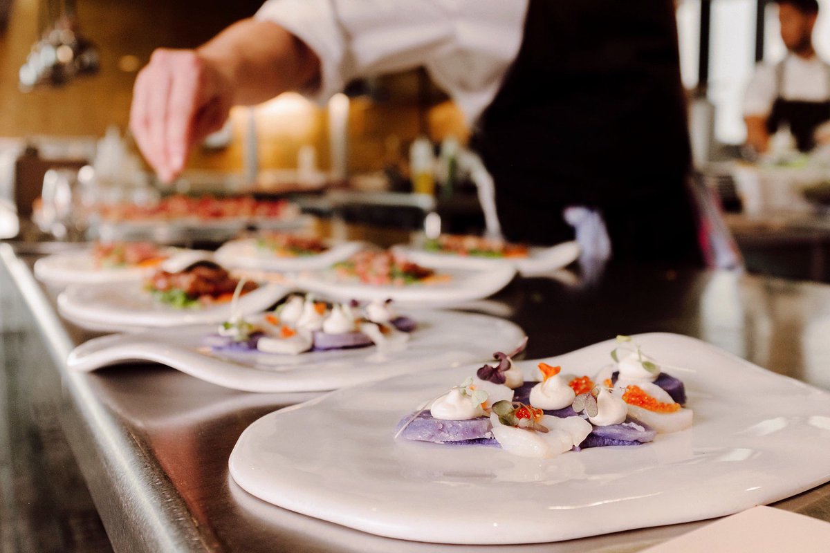 RiverHallGastro's tweet photo. Y aquí llega el carpaccio de vieira con patata violeta, huevas de trucha y nata agria para alegrarnos el lunes!! 🤤👌🏽
#riverhallgastro #riverhall #restaurantepanoramico #restaurantezaragoza #producto.
📸 @robertciprian_ . https://t.co/ltwB3vmoCu