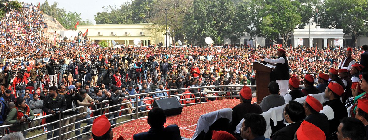 samajwadiparty's tweet photo. समाजवादी पार्टी के राष्ट्रीय अध्यक्ष एवं पूर्व मुख्यमंत्री श्री अखिलेश यादव के नेतृत्व में आस्था जताते हुए जनपद बस्ती, मऊ, मुजफ्फनगर, कानपुर, गोण्डा, शाहजहांपुर, सिद्धार्थनगर, संतकबीर नगर और प्रतापगढ़ ...
https://t.co/vkQnyvWxZN https://t.co/V1ACaj7QNn
