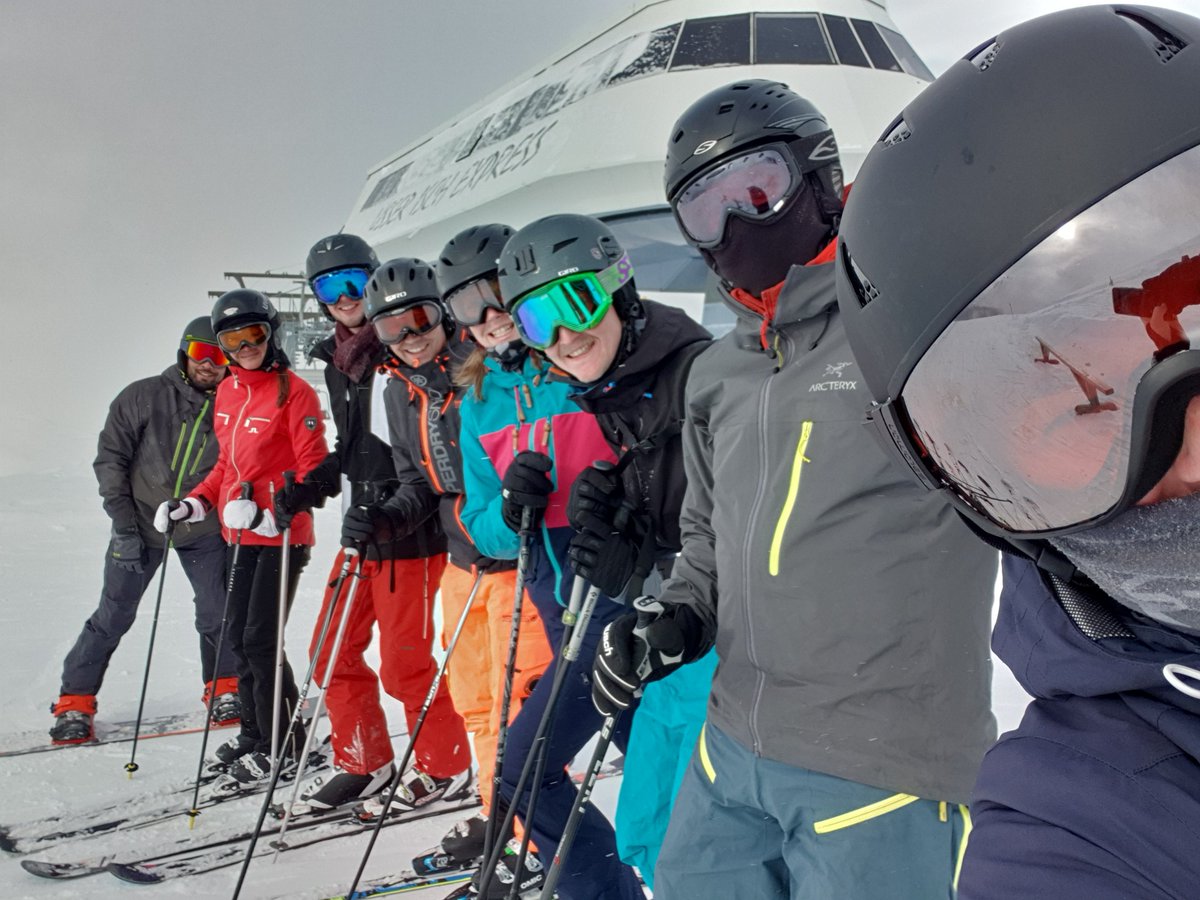 basevision's tweet photo. DA VOS schön war: wir haben unvergessliche Momente erlebt, Geschichte geschrieben und starten mit aufgetankter Energie in die neue Woche. #Teamausflug in #Davos
#HappyMonday #baseVISION #baseVISIONFamily #bestTeam #Skifahren #NoBlueMonday https://t.co/vISN9hle6Y