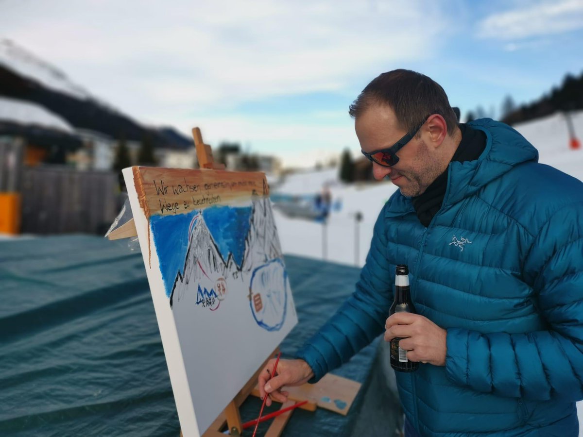 basevision's tweet photo. DA VOS schön war: wir haben unvergessliche Momente erlebt, Geschichte geschrieben und starten mit aufgetankter Energie in die neue Woche. #Teamausflug in #Davos
#HappyMonday #baseVISION #baseVISIONFamily #bestTeam #Skifahren #NoBlueMonday https://t.co/vISN9hle6Y