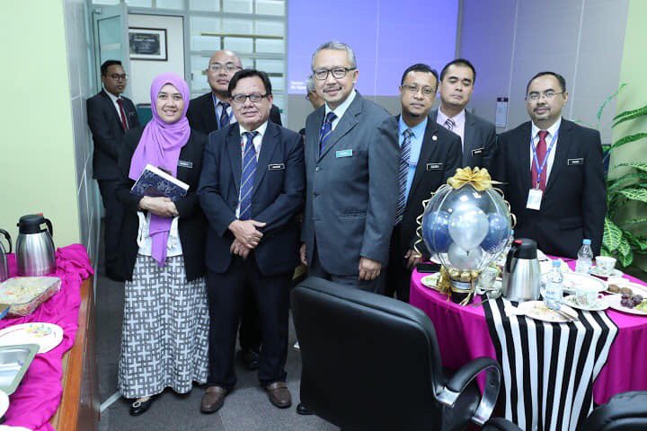 ICU_JPM's tweet photo. Sebelum 'clock out', Ybrs. Ir. Hasnan diraikan dalam satu majlis kecil yang turut dihadiri oleh YBhg. Datuk Nor Azri Zulfakar, Ketua Pengarah ICU JPM.

Warga ICU JPM merakamkan jutaan terima kasih kepada Ybrs. Ir. Hasnan di atas segala sumbangan dan bakti kepada ICU JPM. https://t.co/AesKMeT1Ig