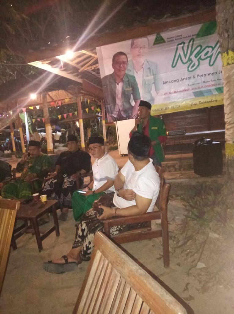pcansormalang's tweet photo. Ngopi Bareng Kader Ansor dengan Senior Ansor
Di sela-sela Musker PC NU dan Apel Kader NU
Balekambang Beach 19 Januari 2020
#MajuSatuBarisan
#SolidSatuKomando
@GPAnsor_Satu
@Adung65A
@pwansorjatim
@IrsyadYusuf1 https://t.co/t5eNglAsJx