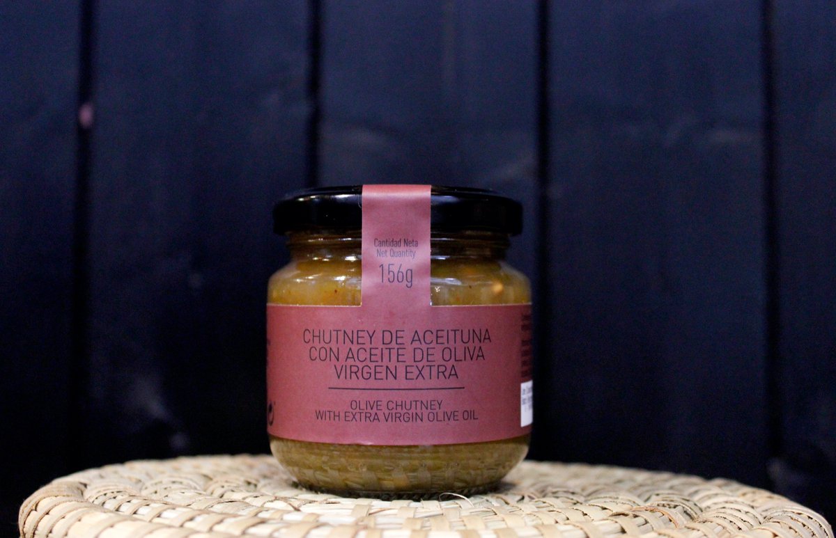 Chutney has its origins in traditional Indian home cooking, with the main purpose of preserving food. It is usually made with fruits, vegetables or herbs slowly cooked with sugar and vinegar. Spanish olives give it that bitter tones making this a sweet and sour savory-jam.
⁣