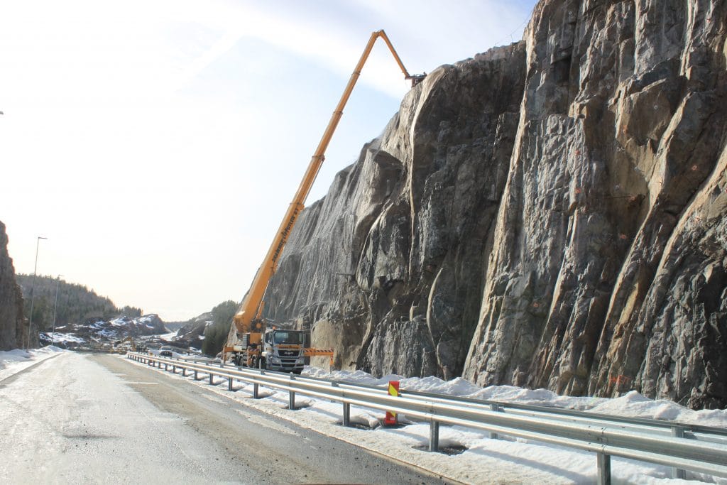 Samferdselinfra's tweet photo. Med bruk av 3D-modell i folkemøter, ble nye E18 i Bamble omregulert på kun fem måneder. Brukerne fikk stor tillit til prosjektet, mener rådgiver. https://t.co/fN9GgQlqW0 https://t.co/vpgY9mnew4