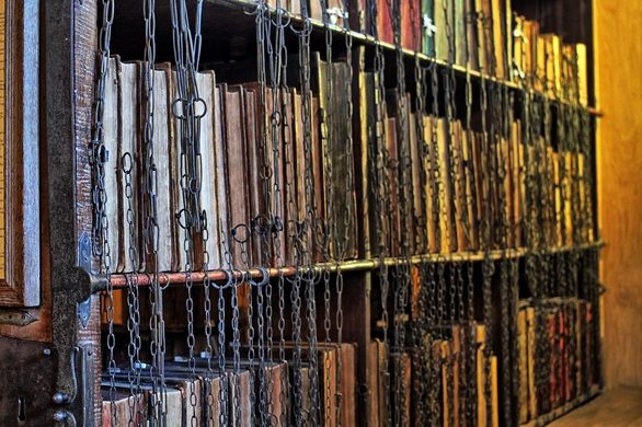 HeritageCr8tive's tweet photo. @HFDCathedral's Chained Library- A chained #library was a theft prevention tactic used between the #middleages to approximately the beginning of the nineteenth century.
@HerefordHour2 https://t.co/pT2Rpl9dUx
