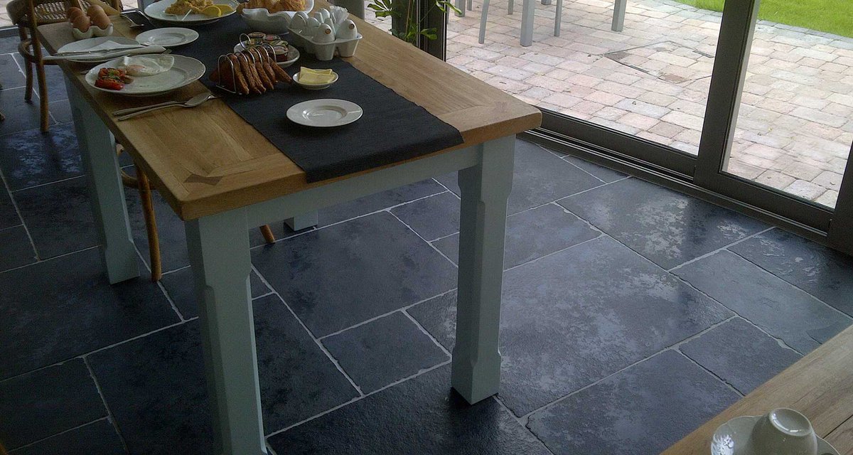 build_pave's tweet photo. Check out our weathered flagstones range, here in Carbon used inside (for a change).  To see the full range and colours visit https://t.co/G8bRakaCC8
#VersatileFlooring #LoveThisLook #TakeTheInsideOut #TakeTheOutsideIn https://t.co/TQPfvrisBI