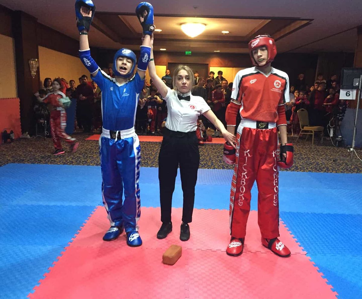 BAŞARILARIMIZ DEVAM EDİYOR😊
8. sınıf öğrencimiz Ahmet Kaan Karaman, Antalya'da düzenlenen Türkiye Açık Kick-Boks Turnuvası Yıldızlar kategorisinde TÜRKİYE 2.'Sİ olarak GÜMÜŞ MADALYA kazandı. 🥈🥊 🙏👏
#GiresunDogaKoleji