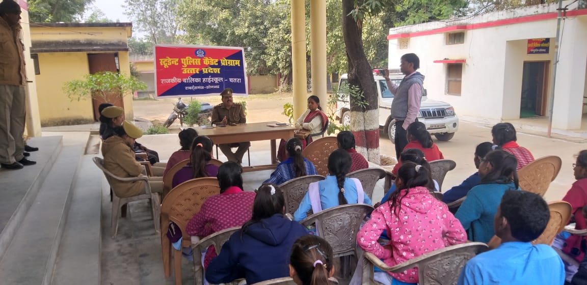 sonbhadrapolice's tweet photo. स्टूडेंट पुलिस कैडेट कार्यक्रम के तहत राजकीय बालिका विद्यालय चतरा के छात्र-छात्राओं को थाना पन्नूगंज पर पुलिस की उपयोगिता के बारे में जानकारी दी गयी तथा साथ ही साथ डॉयल 1090, 112, यूपी कॉप व यातायात नियमों के बारे मे भी जानकारी दी गयी । @adgzonevaranasi @digmirzapur https://t.co/tpRnFjqzO5