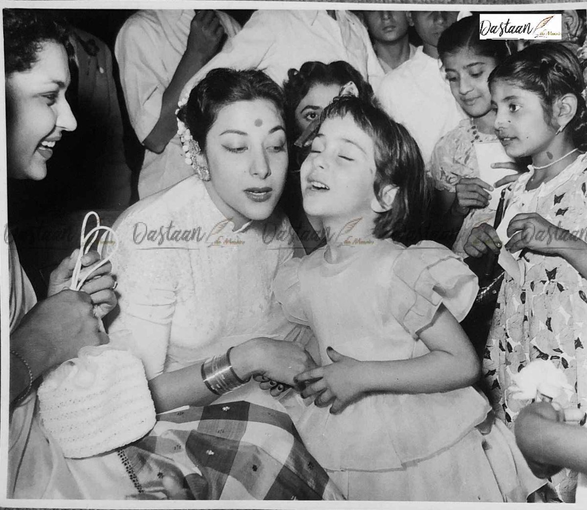 A rare photo of Nargis Dutt with Raj Kapoor’s daughter Ritu Kapoor Nanda 
#RituNanda #nargisdutt #ritukapoornanda @ND_Foundation